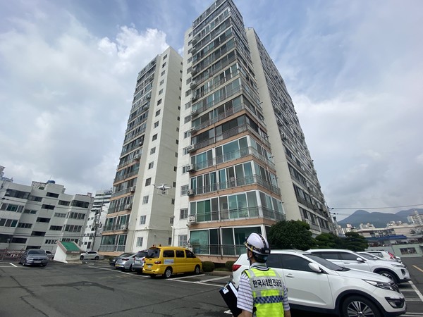 외부 점검용 드론을 활용한 아파트 안전점검(자료제공=한국시설안전공단)