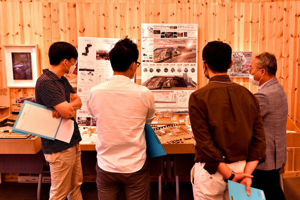 제17회 인천건축학생공모전 패넬 및 모형 심사 중