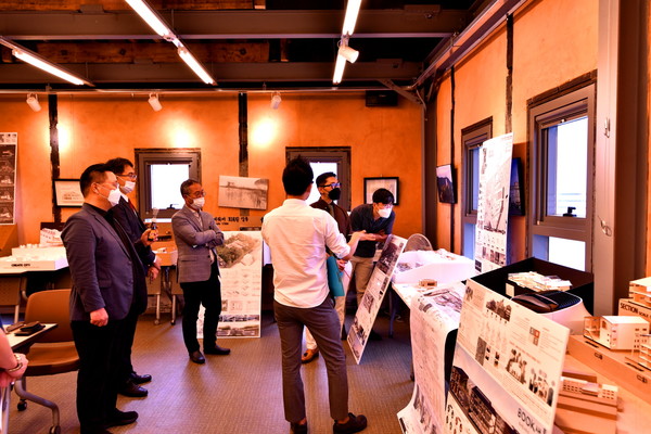 제17회 인천건축학생공모전 패넬 및 모형 심사중