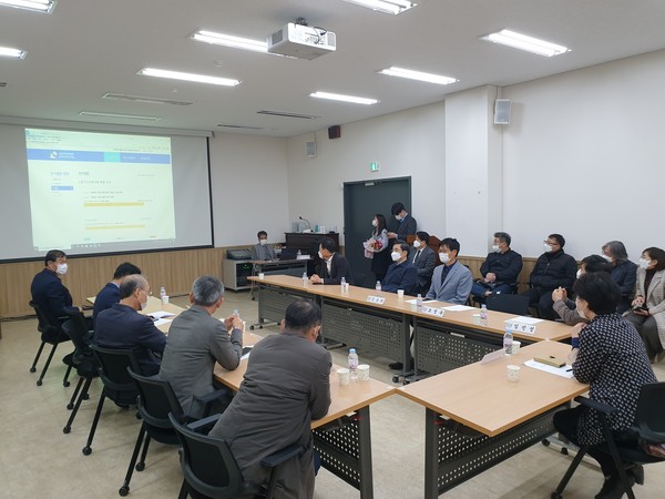 이번 제28대 경기도건축사회 회장 선거는 모바일 투표로 진행, 86.2%라는 높은 투표율을 보였다. 집계 역시 온라인으로 진행, 선거관리위원회와 참관인이 참석한 가운데 선거 결과를 지켜보았다.