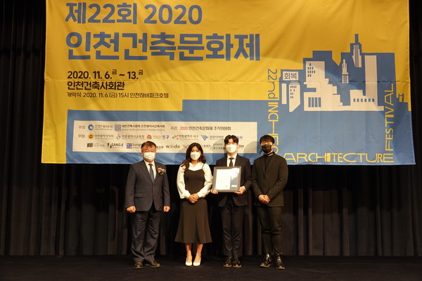 제17회 인천건축학생공모전 대상, (좌로부터, 박인서  부시장, 유나현, 장진봉, 조석희)