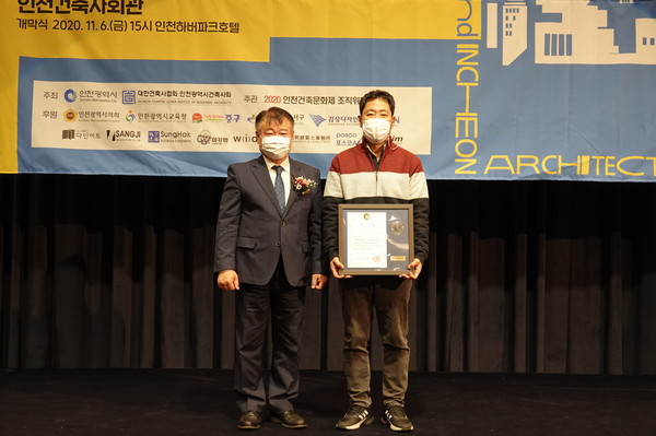 제18회 도시건축사진 공모전 대상, (좌로부터, 박인서 부시장, 김흥열)