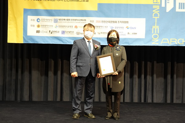 제17회 인천건축학생공모전 지도자상, (좌로부터, 박인서 부시장, 박혜선 교수)
