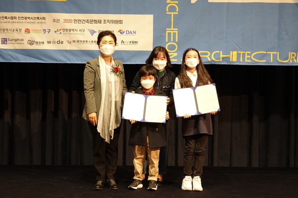 제21회 건축백일장 대상, (좌로부터, 정의정 정책국장, 위종욱, 학부모, 김지우)