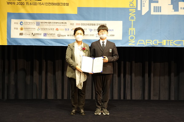 제1회 학교공간혁식 학생공모전 대상, (좌로부터, 정의정 정책국장, 김경도)