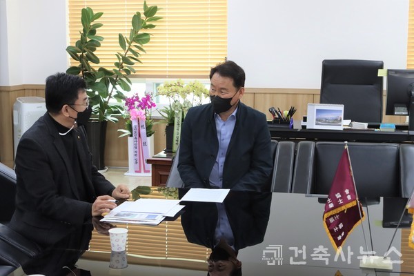 정내수 신임회장(우)와 김병주 편집위원장(좌)