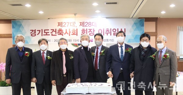 내빈 및 대한건축사협회 회장 후보자와 신년기념 케익 컷팅