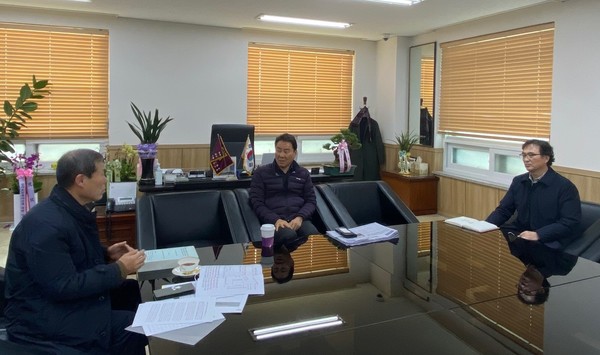 (좌측부터) 일반측량업전국협의회 정재섭 회장, 경기도건축사회 정내수 회장, 최형순 부회장