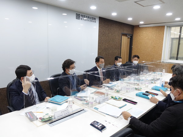 경기도건축사회에서도 「건축물 안전 및 성능향상 자문제도」의 적극 도입을 위해 대구광역시건축사회 실무진과 정보 공유하는 자리를 가졌다.