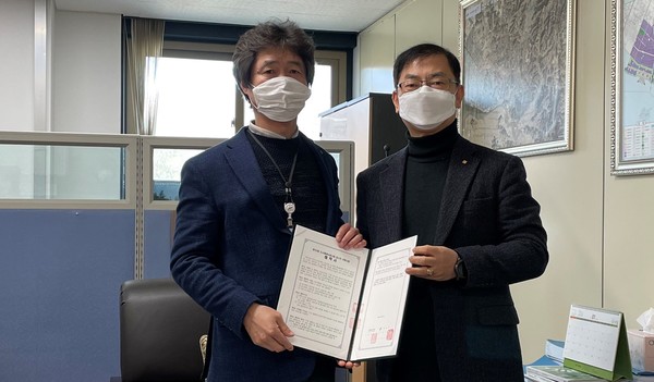 안산지역건축사회 강동열 회장(오른쪽)과 안산시청 도시재생과 양진석 과장(왼쪽)이 안산시청 도시재생과에서 협약식을 가졌다.(사진제공=안산지역건축사회)
