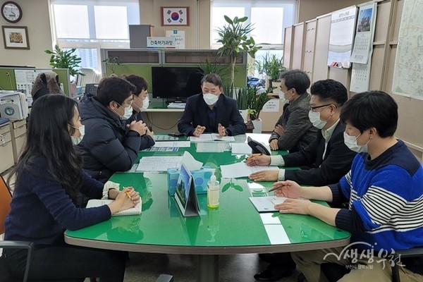 부천지역건축사회 회장, 회원 및 공무원과 통합심의 관련 간담회 모습(자료제공=부천시)