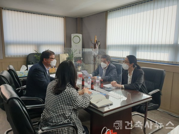 고양지역건축사회 김영수 회장, 권혁규 부회장, 정은영 건축사(건축사뉴스 기자)가 동석해 진행