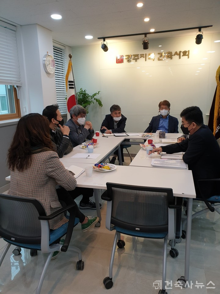 광주지역건축사회 이민호 회장, 홍중희 전회장, 형시종 부회장, 한재정 총무이사, 이상원 건축사(건축사뉴스 기자), 김병주 건축사뉴스 편집국장이 동석했다.