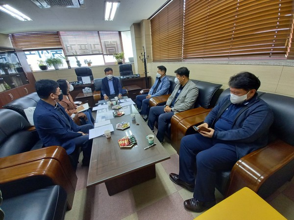 김포지역건축사회 임현기 회장, 김포지역건축사감리회 정연득 회장, 김포지역건축사회 이택근 총무, 박주영 건축사(건축사뉴스 기자), 건축사뉴스 김병주 편집국장이  동석했다.(자료제공=김포지역건축사회)