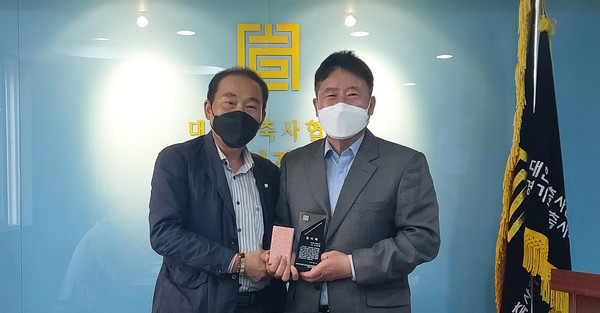 가평지역건축사회(윤석기 회장(좌))는 임시총회에서 가평지역건축사회 발전에 기여한  前 가평군청 건설도시국 서태원 국장(우)에게 감사패를 전달하였다.(자료제공=가평지역건축사회)