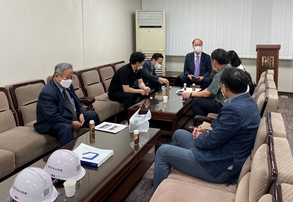 성남지역건축사회 김성수 회장, 송광의 부회장, 남윤희 총무, 강근호 건축사(전 경기도건축사회 부회장), 강인식 건축사, 이규홍 건축사, 이경구 건축사(건축사뉴스 기자), 김병주 편집국장이 참석했다.(자료제공=성남지역건축사회)