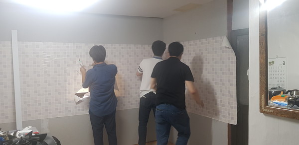 주방 환경 개선 봉사(자료제공=성남지역건축사회)