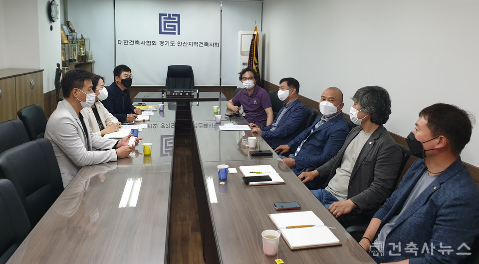 안산지역건축사회 강동열 회장, 경기도건축사회 최형순 부회장, 홍명수 부회장, 이경희 총무간사, 박상인 기획간사, 왕성민 건축사(건축사뉴스 기자), 김병주 편집국장이 참석했다.