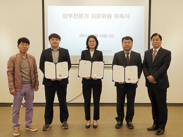 김영철 인천건축사회 부회장,   배준형 변호사 겸 세무사,    김영재 변호사,    권일권 노무사,     김장섭 인천건축사회 회장 