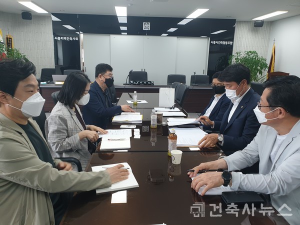 시흥지역건축사회 이성원 회장, 이남수 부회장, 김종래 감사, 김재현 건축사(건축사뉴스 기자), 김병주 편집국장이 참석했다.