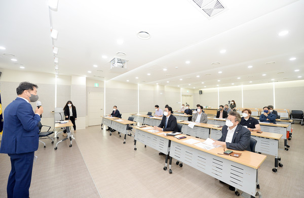 건축행정관련을 내용으로 경기도건축사회 정내수 회장이 강연을 진행했다.(자료제공=파주시의회)