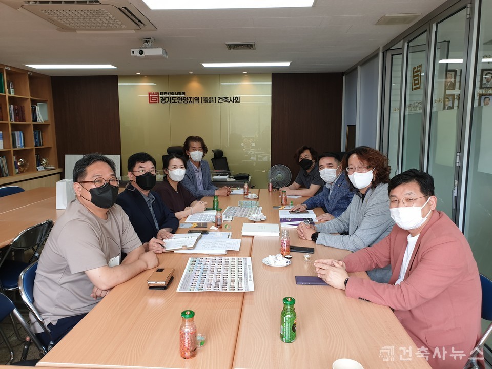 안양지역건축사회 이재진 회장, 김길용 부회장, 김계원 재무이사, 안양군포의왕과천건축사협동조합 황규태 이사장, 김창호 총무이사, 한종훈 건축사 건축사(건축사뉴스 기자), 김병주 편집국장이 참석했다.