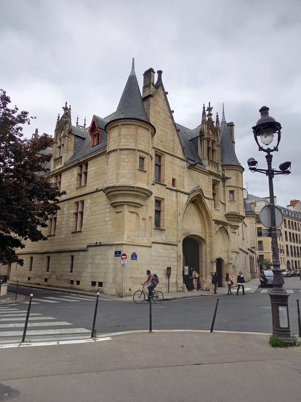 포르니 도서관 정면 입구(사진=어정연)