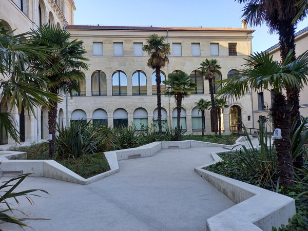 사강 도서관의 외부 정원 (사진=어정연)