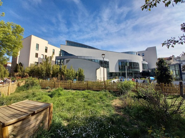 공원에서 바라본 벵센느 중앙 도서관의 전체 모습(사진=어정연)