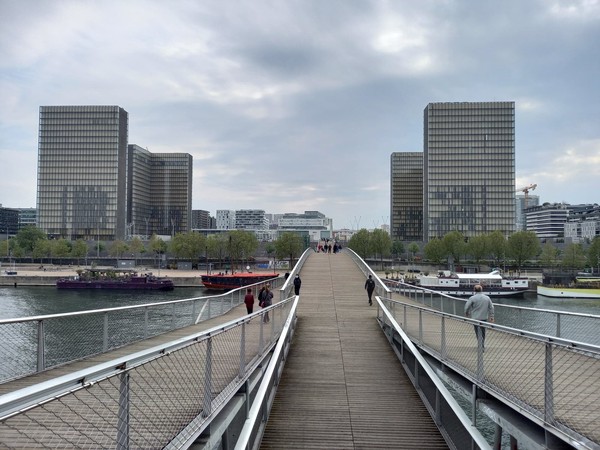 파리 국립도서관으로 가는 보행자 전용 브릿지 모습(사진=어정연)