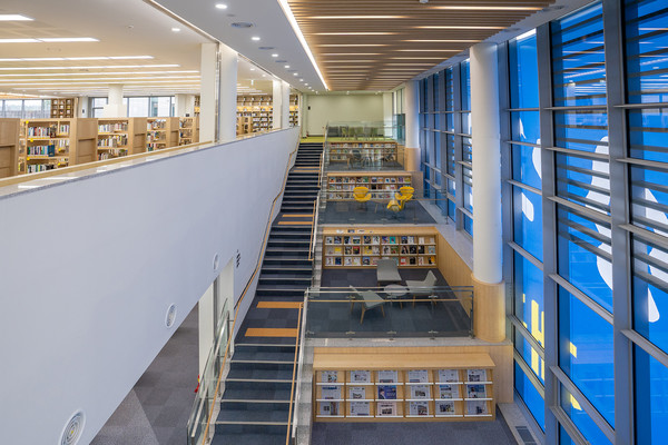 2층에서 3층으로 연결되는 계단, 남양주시(사진=정약용도서관 제공)