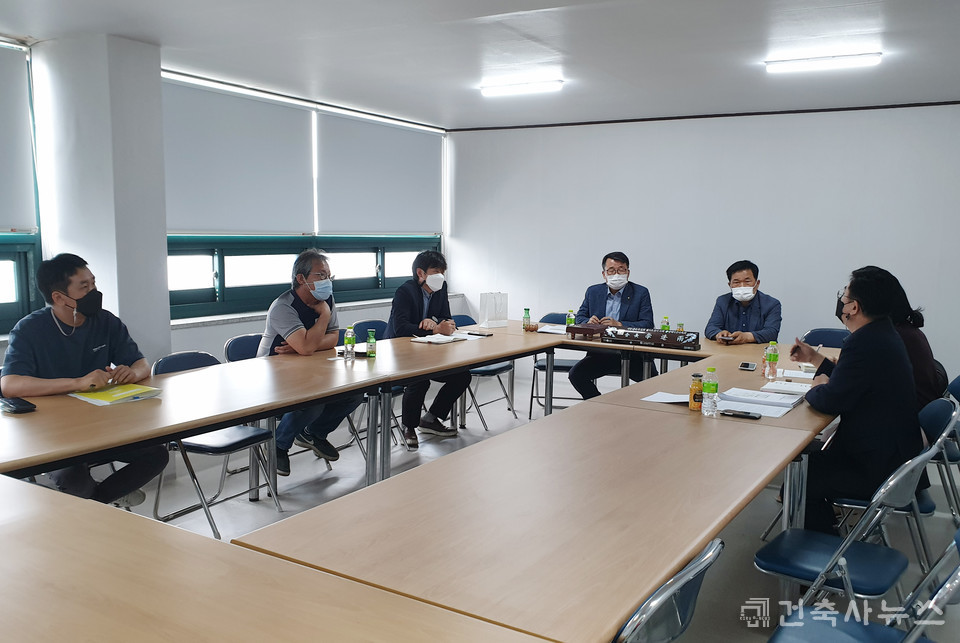 안성지역건축사회 이봉우 회장, 육용근 초대회장, 유종재 감리위원장, 최태선 총무, 최연묵 건축사(건축사뉴스 기자), 김병주 편집국장이 참석했다.