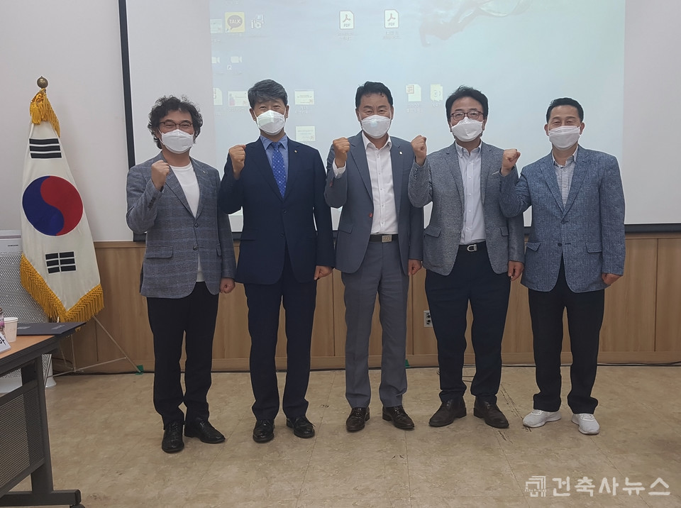 좌측부터 경기도건축사회 최형순 부회장, 은용수 부회장, 정내수 회장, 양정식 부회장, 조영수 부회장