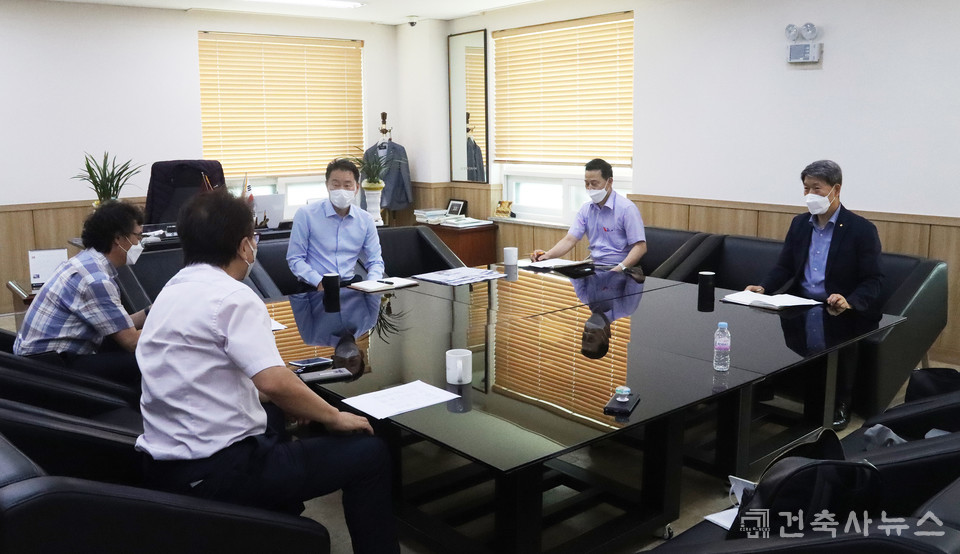 경기도건축사회 정내수 회장, 최형순 부회장, 조영수 부회장, 은용수 부회장, 양정식 부회장