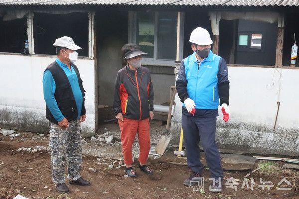 희망가꾸기 적성 1호 주택 어르신들께 현장 설명 중인 파주지역건축사회 박태식 회장