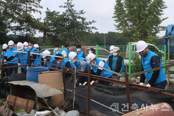 현장 철거 작업 중인 파주지역건축사회 건축사 회원들