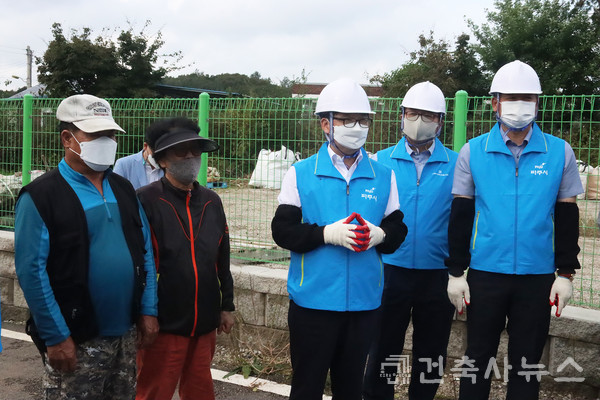 격려사 중인 최종환 파주시장(가운데)