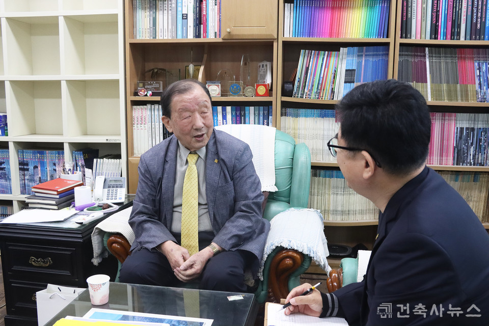 경기도건축사회 최고령 회원이신 김중권 건축사와 건축사뉴스 김병주 편집국장(우)