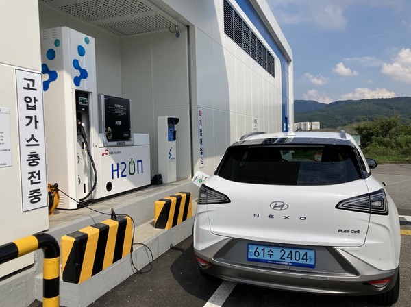 처인구 포곡읍 에버랜드 제1주차장 내 건립된 수소충전소에서 수소차가 충전을 하고 있는 모습(자료제공=용인시)
