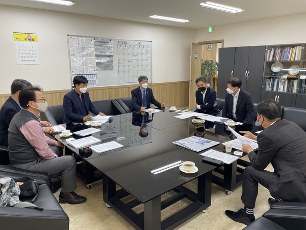 국민권익위원회 담당자와 경기도 내 현장조사 업무대행 수수료 현실화 관련 회의 진행(사진제공=경기도건축사회)