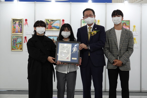 인천건축학생공모전 대상 수상자(자료제공=인천광역시건축사회)