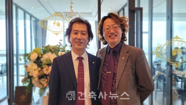 안양지역 제29대회장으로 선출된 김길용 건축사(좌)와 28대 회장인 이재진 건축사