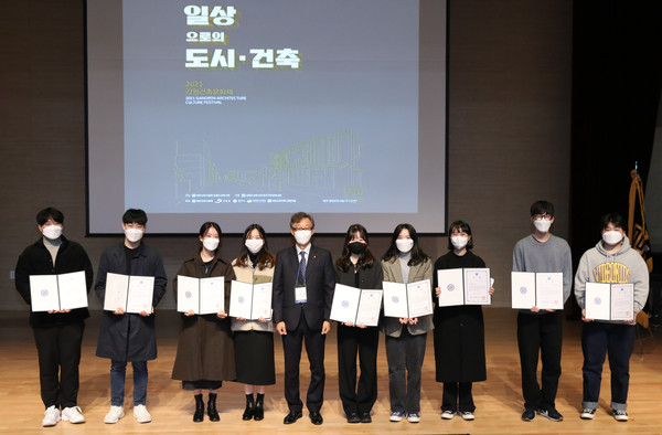 학생작품 시상식 및 수상(자료제공=강원도건축사회)