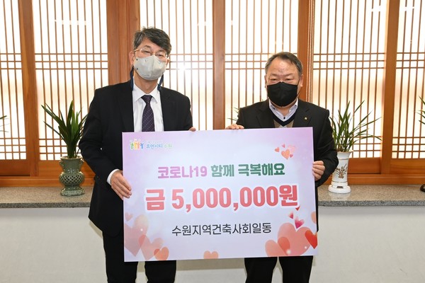 사진 유문종 수원시 제2부시장(왼쪽)과 이영기 수원지역건축사회 회장(오른쪽)(자료제공=수원지역건축사회)