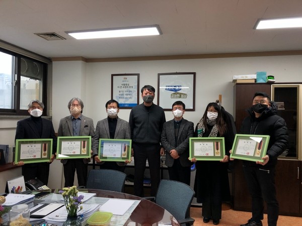 좌측부터 전용식 건축사, 이재형 건축사, 박성언 건축사, 기우진 도시정책실장, 임영진 과장, 송은하 건축사, 하임수 건축사(자료제공=수원지역건축사회)