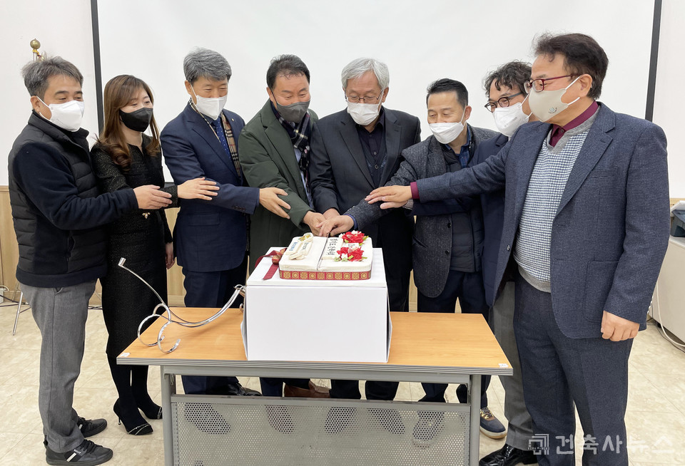 2022년 시무식 개최 및 떡 케이크 커팅(자료제공=경기도건축사회)