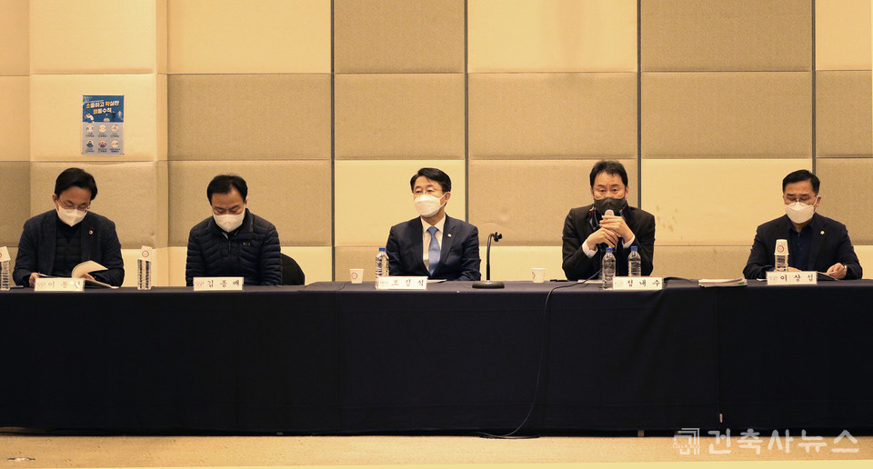 좌측부터 경기도의회 이동현 의원, 김종배 의원, 더불어민주당 조정식 국회의원, 경기도건축사회 정내수 회장,  이상섭 시흥시의원