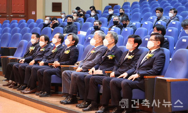 대한건축사협회 석정훈 회장, 박춘하 부회장, 정종식 부회장(경기도건축사회), 조영수 이사(경기도건축사회), 서울특별시건축사회 김재록 회장, 대전광역시건축사회 박태식 회장, 충청남도건축사회 정광영 회장, 건축사공제조합 신우식 이사장이 참석했다.