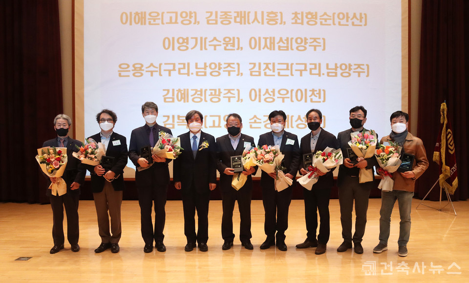 특별공로패 수여, 좌측부터 이해운, 최형순, 은용수 건축사, 대한건축사협회 석정훈 회장, 이영기,  이재섭,  이성우, 김진근, 김복열 건축사 