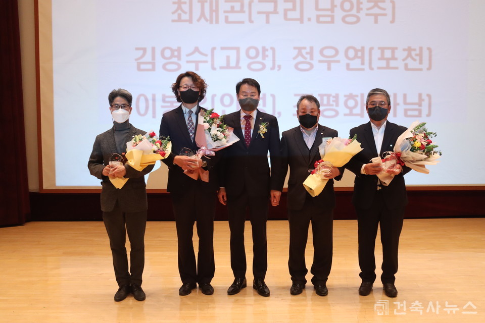 임기만료되는 이사 및 지역회장 공로패 전달, 좌측부터 정우연, 이재진 건축사, 정내수 회장, 이영기, 유기성 건축사